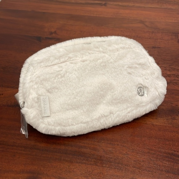 Lululemon Everywhere Belt Bag Plush Fleece Bone Silver NWT - Picture 4 of 8